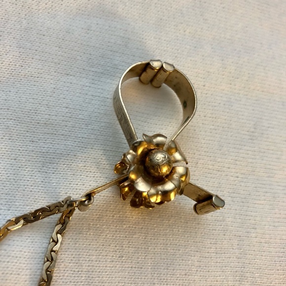 Vintage Mid-Century- Floral/Flower etched Glove Clip- light goldtone w/ chain - Picture 2 of 5